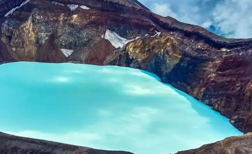 新疆多个休眠火山口积水如彩色画盘