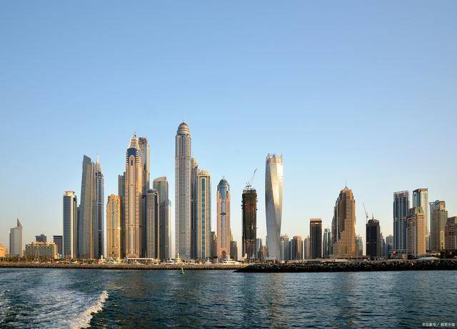 迪拜拍出世界最贵车牌 约1亿天价