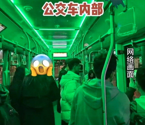 上海回应公交车深夜冒绿光