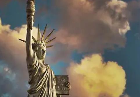 雾霾笼罩纽约自由女神像被“吞没”